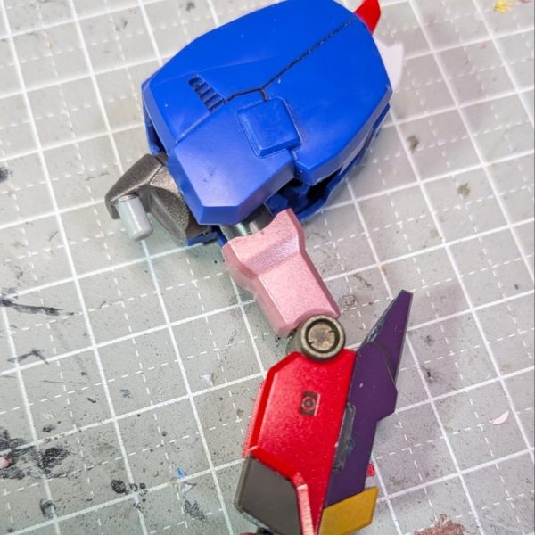 ニューガンダムの肩装甲をSガンダムのものに換装。かなりいろいろ削り倒しましたwwwボディへの接続部は30MMのものを使ってます😊関節のチラ見えした時にかっこいいので🙋🏻