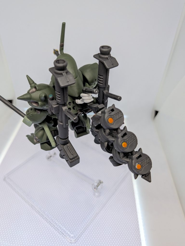 メタルビルドケンプファーみたいにチェーンマインを背中に懸架させたくて思いついたのがビニタイでした（笑）いい角度から見れば分からないです（笑）（1枚目）