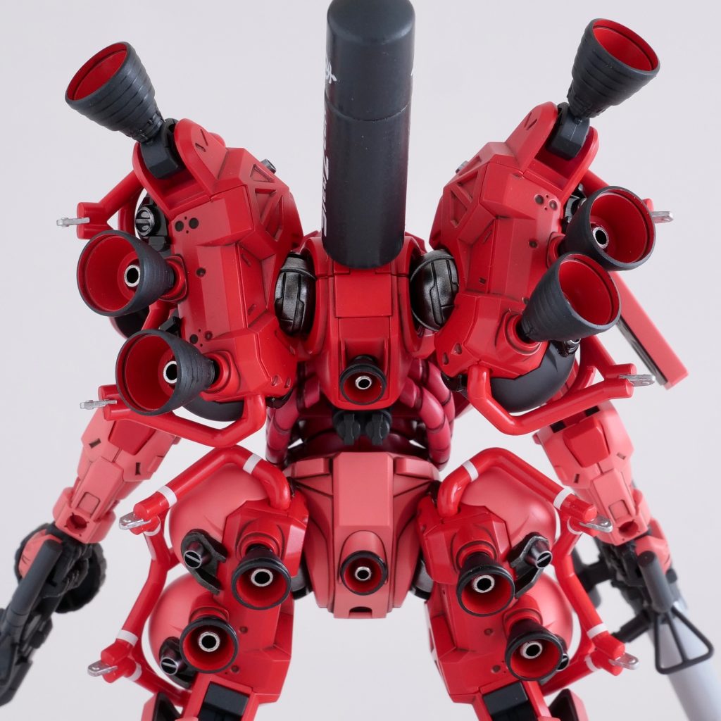 バックパックは、もう一機同機体の腰と太ももを使用し、ほぼ無改造で移植。ビルドパーツのスラスターの大型を使いハイパワー感を出しました。