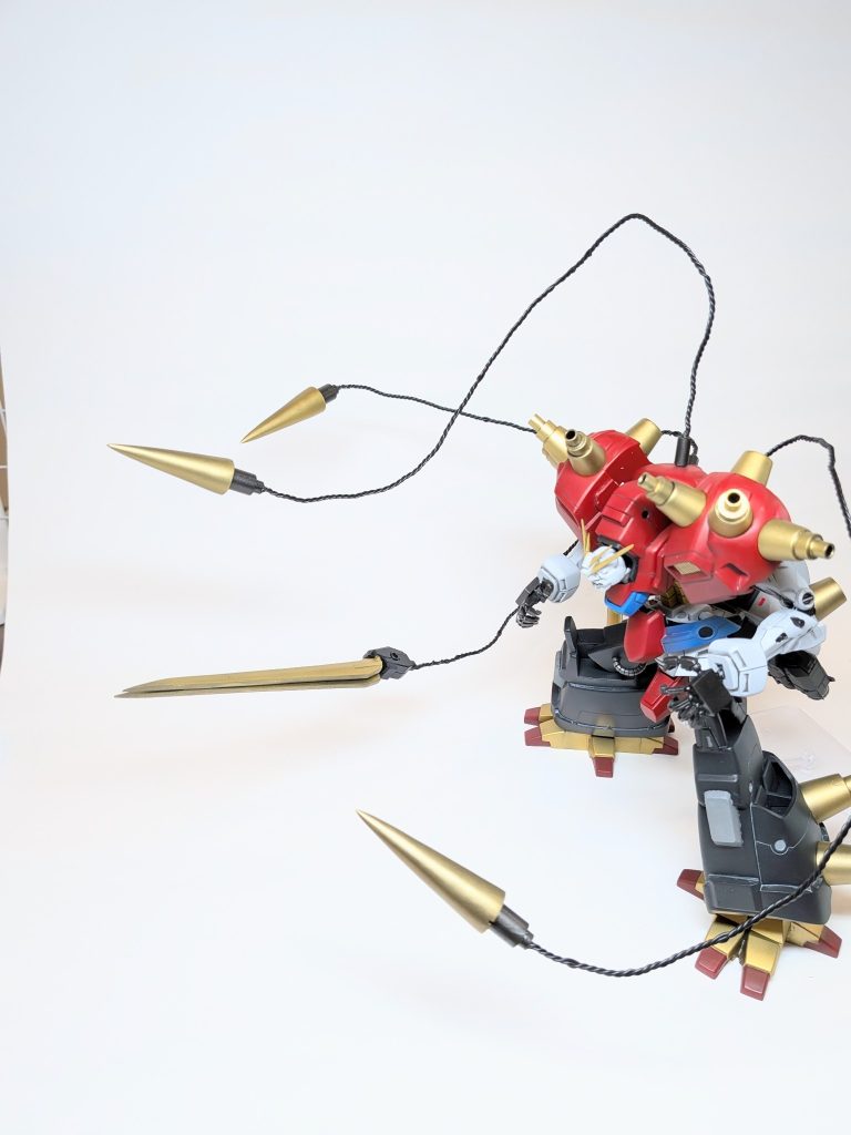 ［背面のスパイクはガンダムヘッドのように伸ばすことで近接戦闘においてオールレンジ攻撃をすることが可能］デビルガンダムを制作始めた時期は100均ワイヤー使うのにハマってたので、こんな感じになりました。デビルはガンダムヘッド伸ばして戦うので機体の特徴的にはアリかなと思っています。