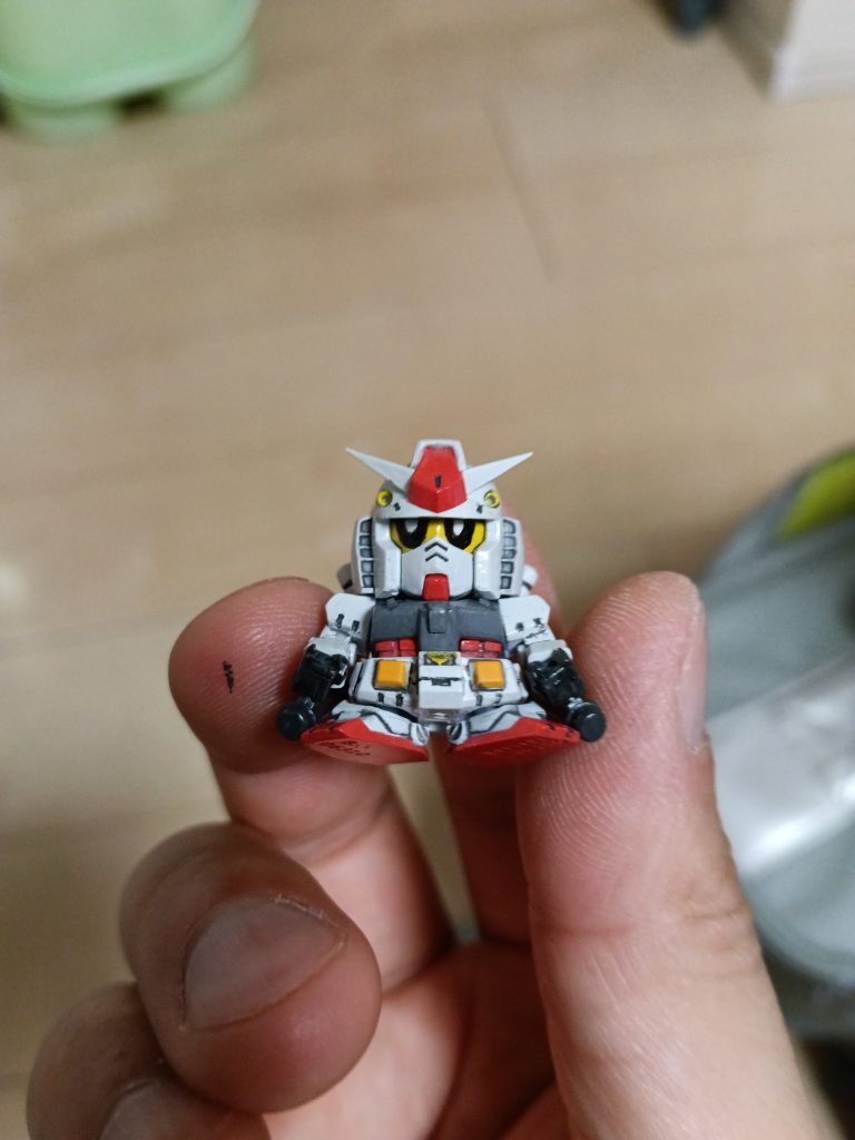 　各所に溝掘りしてカッコよく✨胸にはチョバムアーマーっぽい追加装甲。武器はV作戦ビスケット武器セットのバズーカを切り詰めてトンファー！！