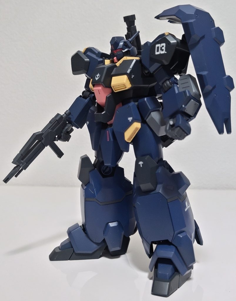 デカールは色んなあまりを集めてますマフティー側には貼れないAEデカールをここぞとばかりに脚に大きく貼り付け左肩にはやはり03ナンバー右肩の連邦デカールは撮影時に剥がれてるのに気づいて貼り直したのである写真とない写真があります……
