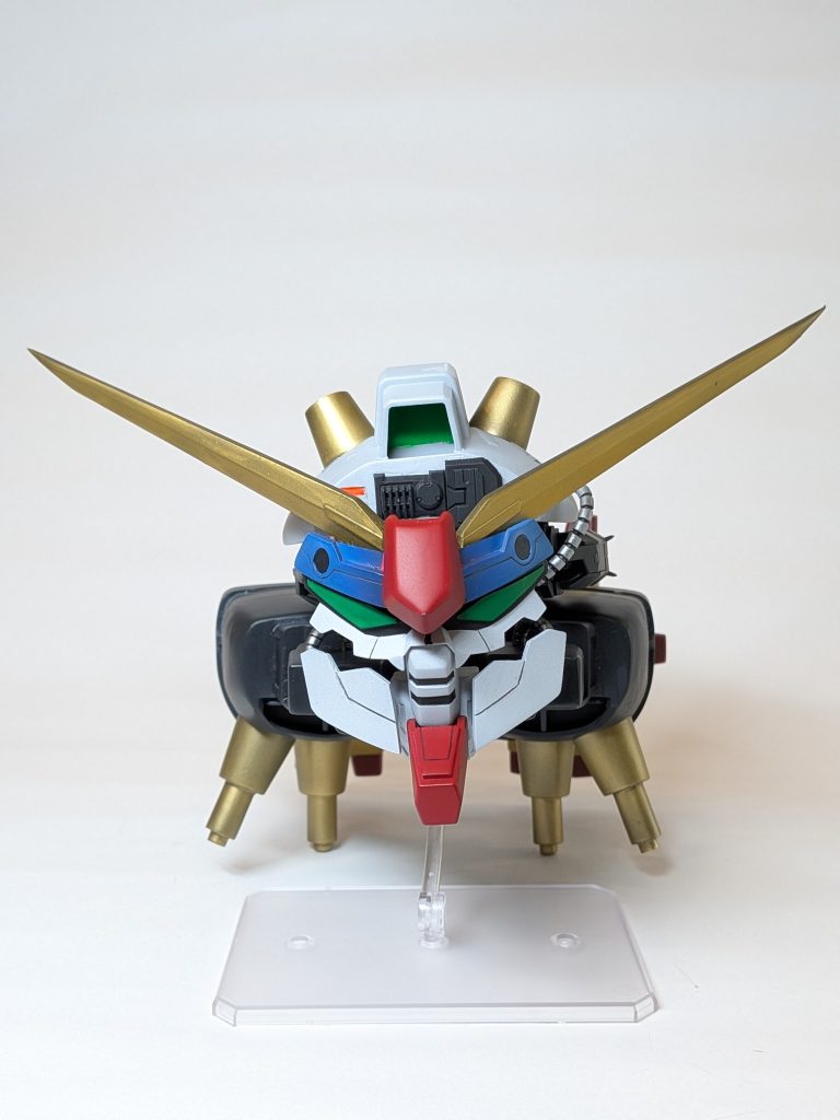 ［巨大ガンダムヘッド展開時にはMA形態となり、デビルガンダムが本来もつ自己進化の力を取り戻す］素組み状態では足の付け根が丸見えだったので、スカート部分を顔に見えるようにスクラッチしました。この顔の形はお気に入りです。