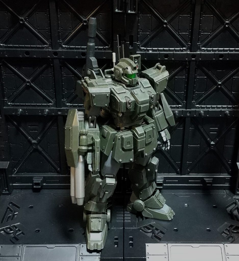 実は旧キットのフルアーマーガンダムを徹底改修しようとしてたのですが、完成したパーツの一部を間違って捨ててしまい、失意の果てに出来上がったのがコレです。結果としてはけっこう気に入ってます。