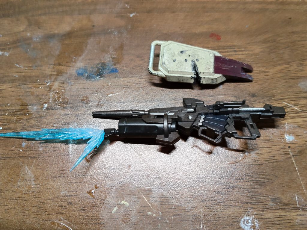 まず、ビームマグナムとEz-8の盾を塗装しました。