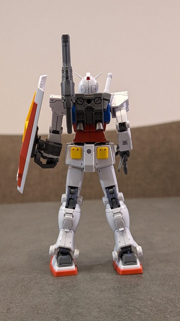 後ろからバックパックのスラスターはガンメタに塗っています。渋く光っていい感じになりました。