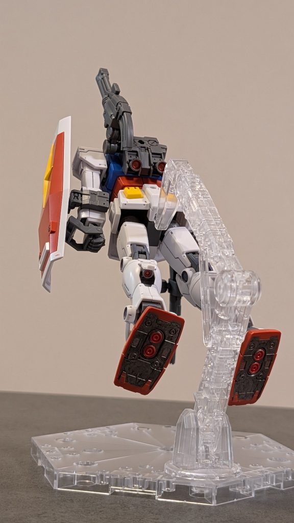 下から足裏と各スラスター内部もガンメタとレッドで塗りました。なんだかんだ言ってけっこうちゃんと制作しちゃいました笑いかがでしたでしょうか？ここまでありがとうございました！