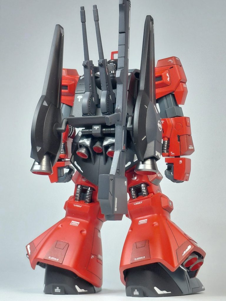 後ろ姿です。コトブキヤ製のバーニアを沢山追加しました。
