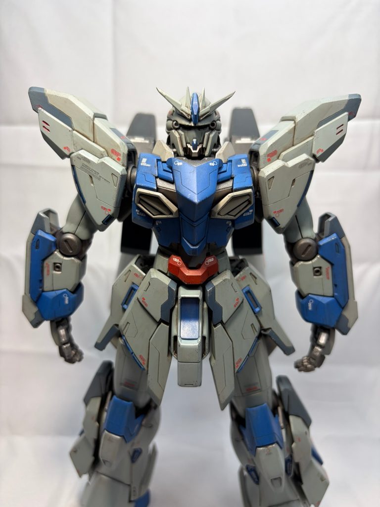 正面からガンダムタイプっぽくアンテナつけて、スジボリ追加してます