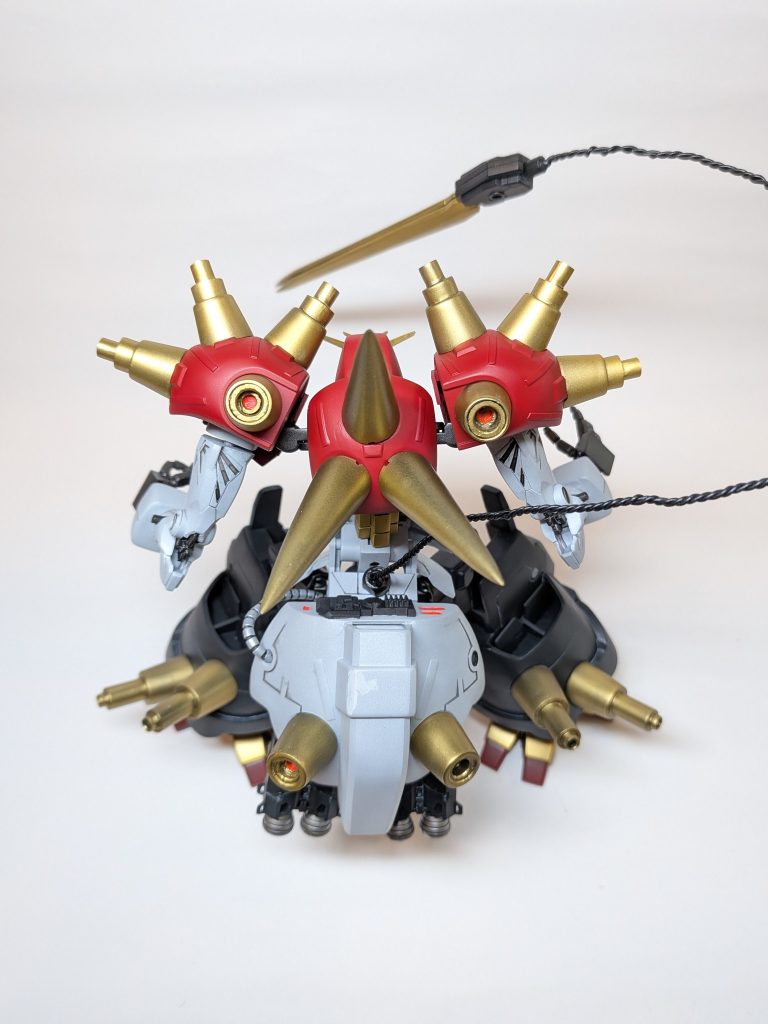 デビルガンダムの特徴的なイボイボ(？)は、バーニア、ビーム砲、攻撃用スパイクに改造。後ろ姿はまるでハリネズミですね(笑)