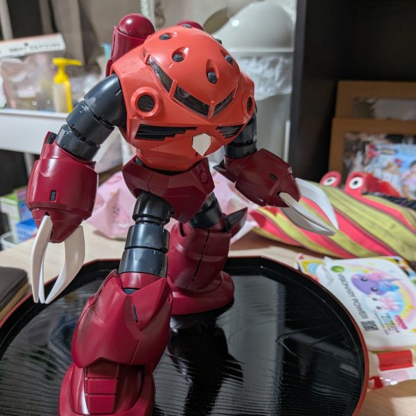シャア専用ズゴックを製作中下地はオリジナルのガンメタ→レッド→レッド+ホワイトで塗装してますアパートに塗装できるところがないので延長コード伸ばして玄関前の階段でやってます（6枚目）