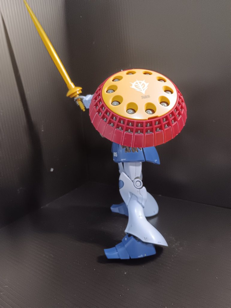 シールドのジオンマークのドライデカールを貼るときに少し破れてしまったので破れた部分は竹串にタミヤの水性アクリルカラーを付けて塗装しました