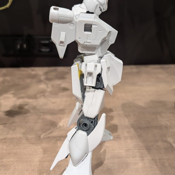 RAY studioさんの動画を参考にチマチマスジ彫りしています。&nbsp;S字立ちのために、脚が緩衝するリアスカートを可動化。けど、グラグラするので最終的には接着するかも&nbsp;3枚目。武装とバックパック。シールドのユニコーンマークは0.2mmプラシートを切り出し。目の部分にアクセントで偏光フィルムを貼っています（目立たないけど、、、）バックパックはスラスターを大型化するとともに、バズーカラックのふたを製作。本体も工作を一通り終え、あとはデカールフィルム剥がしとトップコートを残すのみ！あとちょっとーー！&nbsp;&nbsp;（2枚目）