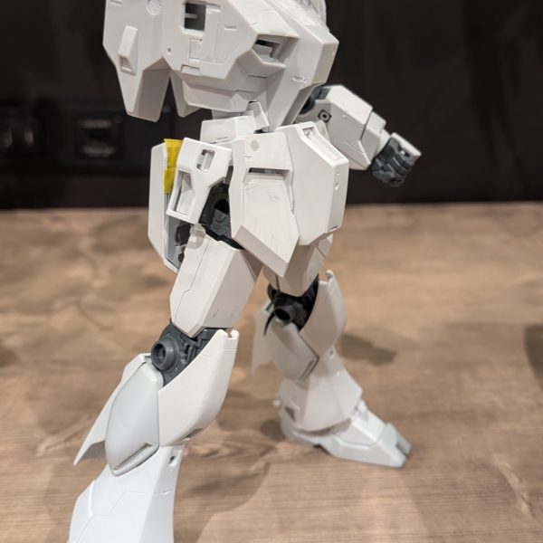 RAY studioさんの動画を参考にチマチマスジ彫りしています。&nbsp;S字立ちのために、脚が緩衝するリアスカートを可動化。けど、グラグラするので最終的には接着するかも&nbsp;3枚目。武装とバックパック。シールドのユニコーンマークは0.2mmプラシートを切り出し。目の部分にアクセントで偏光フィルムを貼っています（目立たないけど、、、）バックパックはスラスターを大型化するとともに、バズーカラックのふたを製作。本体も工作を一通り終え、あとはデカールフィルム剥がしとトップコートを残すのみ！あとちょっとーー！&nbsp;&nbsp;（3枚目）