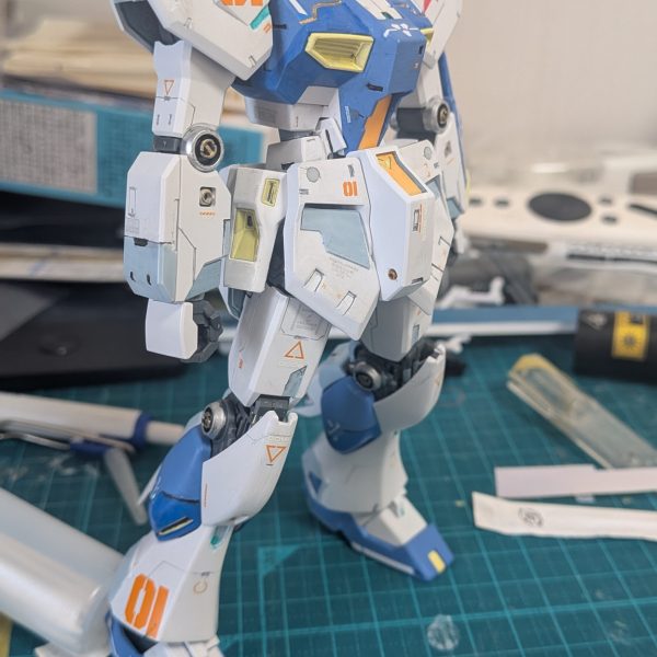 RAY studioさんの動画を参考にチマチマスジ彫りしています。&nbsp;S字立ちのために、脚が緩衝するリアスカートを可動化。けど、グラグラするので最終的には接着するかも&nbsp;3枚目。武装とバックパック。シールドのユニコーンマークは0.2mmプラシートを切り出し。目の部分にアクセントで偏光フィルムを貼っています（目立たないけど、、、）バックパックはスラスターを大型化するとともに、バズーカラックのふたを製作。本体も工作を一通り終え、あとはデカールフィルム剥がしとトップコートを残すのみ！あとちょっとーー！&nbsp;&nbsp;（5枚目）
