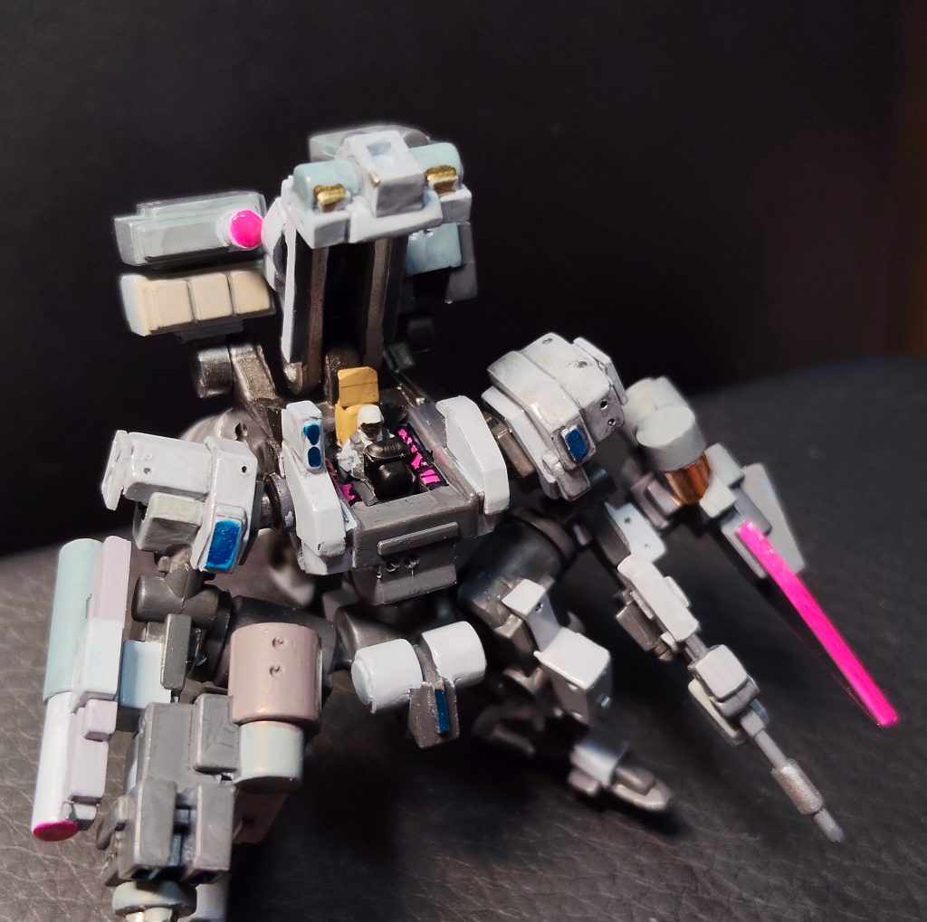 15)　HGと並べると、ちょうど1/144サイズぐらいなのかうれしいですね。プチモビと言えるサイズ感です。