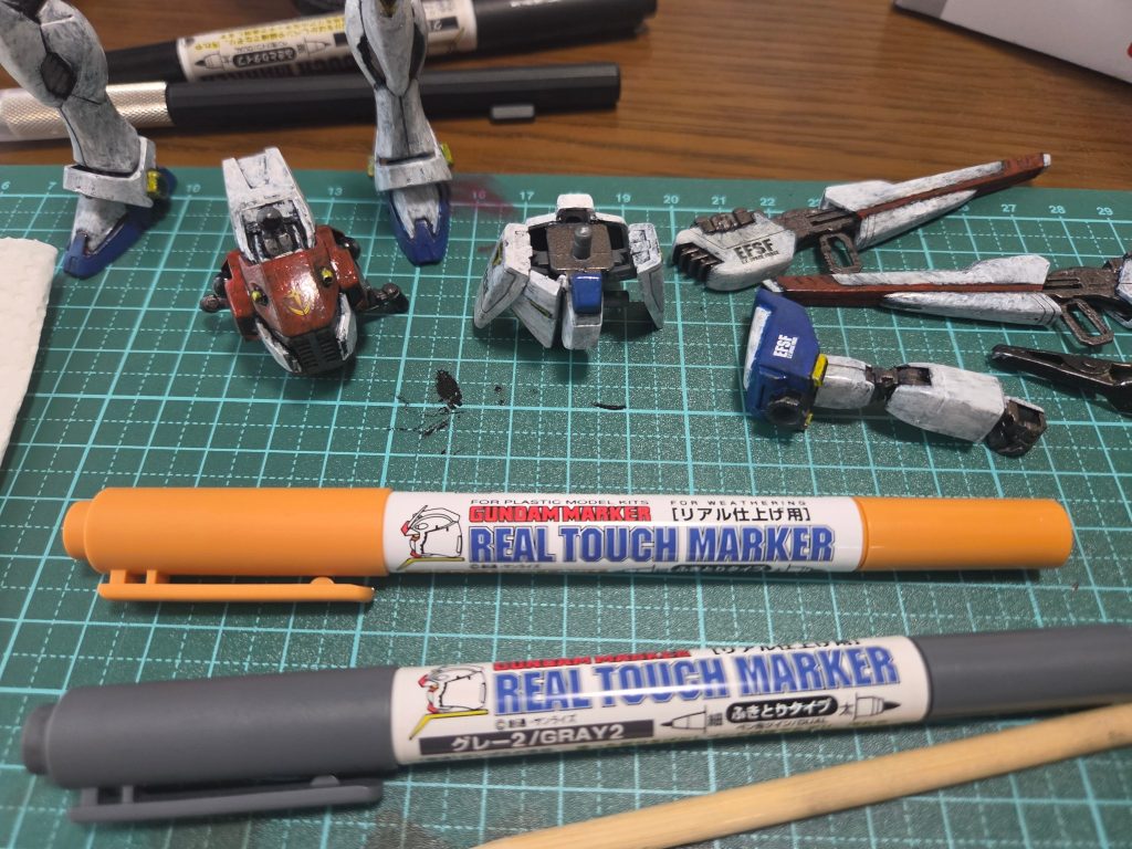スミ入れ＋デカール貼りの様子。黄色はフェイスオープン状態の口部分に使いました。デカール貼りはサナリィのは未所持なのでそこそこ持ってた連邦のやつを貼ってみたり。ポージング写真では見えづらいけどヴェスバー後ろのEFSFがお気に入り。