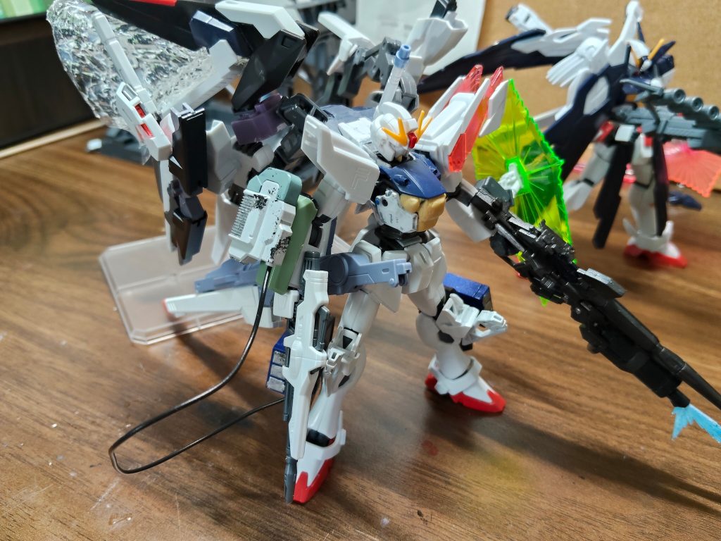 今回主にしたことは、F91の追加改造です。主な変更点は、まず、右腕に装備されていたビームシールドを左腕に移動させ、移動したことによって空いた右腕のハードポイントにペイルライダー・キャバルリーの外部ジェネレーターを装備させました！次に、従来の装備のマウント位置を替えました。そのお陰で左手が空いたので、前回作成したバンシィ・ノルン用のビームマグナムを装備させました！そして、最大の変更点は、大型ビームライフルを作成し、装備させたことです。また、新旧武装各種の名称を決定させました。