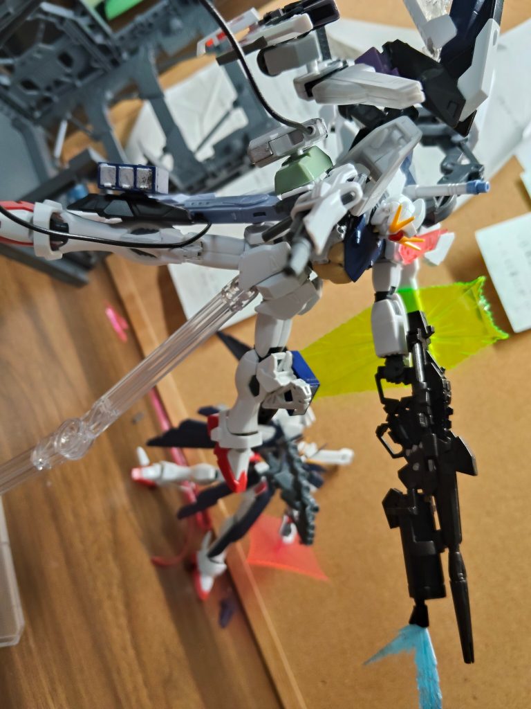 ・メイン兵装:射撃射撃武器は手持ちが、F91のビームライフル、バンシィ・ノルン用ビームマグナム、バックパックにV.S.B.R.、両脚部に3連装ミサイルポッドがあります！