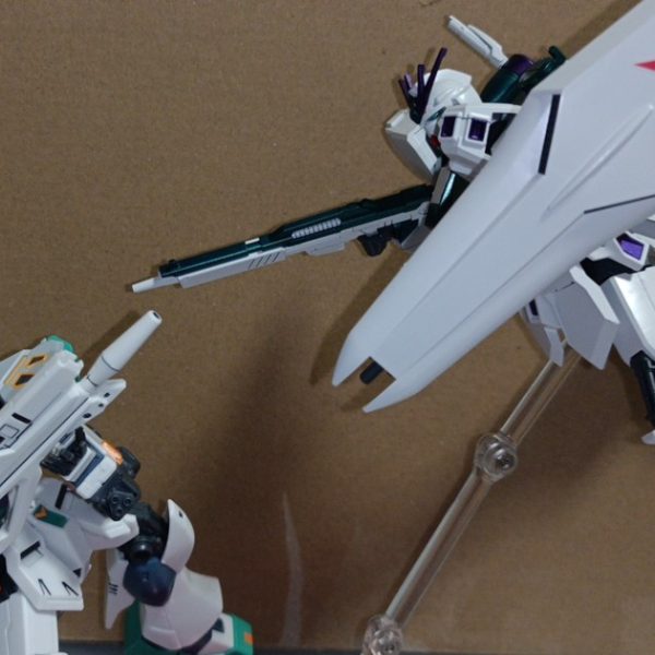 アリュゼウスの中の量産ν君です(gandam2)なかなか作りごたえもあったしシールがなくてもけっこう色分けされててスタイルもいい…これだけで売ってくれてもよかったのでは？と思うほどカッコイイです。でも肝心のアリュゼウスが墨入れ塗装地獄で心が持たなくてほかのキットにずっと逃げてました。でもそろそろ作らないと一生やらない気がするので少しずつ、ゆっくり作ってます。写真のνガンダム君は友達からの誕生祝いでもらったものです。アリュゼウスの残りは腕と頭部背中のシェルフノズル×6………きついな(zaku-kao4)（3枚目）