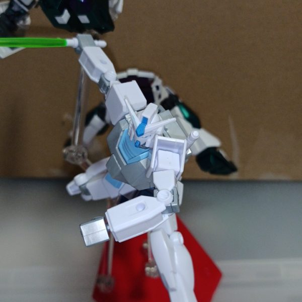 アリュゼウスの中の量産ν君です(gandam2)なかなか作りごたえもあったしシールがなくてもけっこう色分けされててスタイルもいい…これだけで売ってくれてもよかったのでは？と思うほどカッコイイです。でも肝心のアリュゼウスが墨入れ塗装地獄で心が持たなくてほかのキットにずっと逃げてました。でもそろそろ作らないと一生やらない気がするので少しずつ、ゆっくり作ってます。写真のνガンダム君は友達からの誕生祝いでもらったものです。アリュゼウスの残りは腕と頭部背中のシェルフノズル×6………きついな(zaku-kao4)（6枚目）