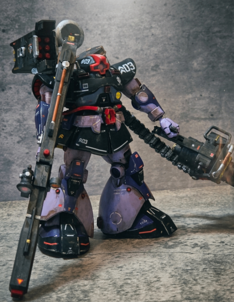小学生の頃、SDガンダムは作りましたが、普通のガンプラはほぼ作ったことなくて、完全にガンプラ初心者です。練習でガンダムとシャアザクを作った後の3体目の機体なので、03のディカール貼っただけで、3にはあんまり意味ないです。