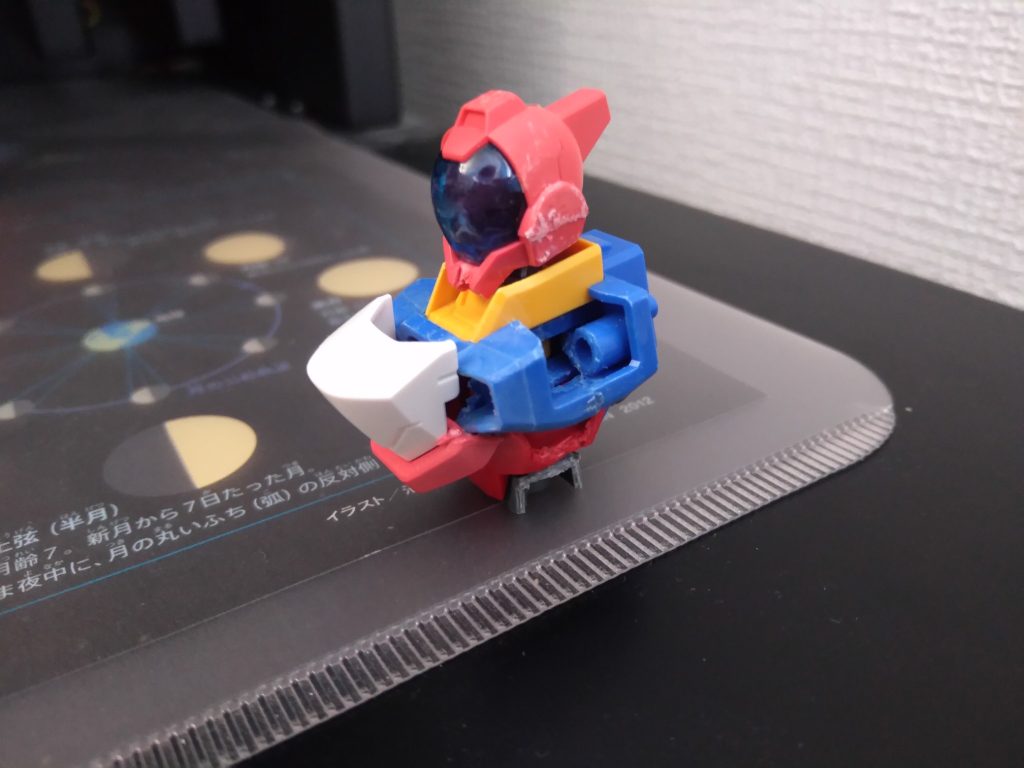 胴体、こちらはガンダムエイジ１をベースに前にジェノアスのコックピットを接続、ジェノアスの頭はポリキャップを使い、無改造で接続、先ほどの腕が入るように本来軸がある場所はカットしています。
