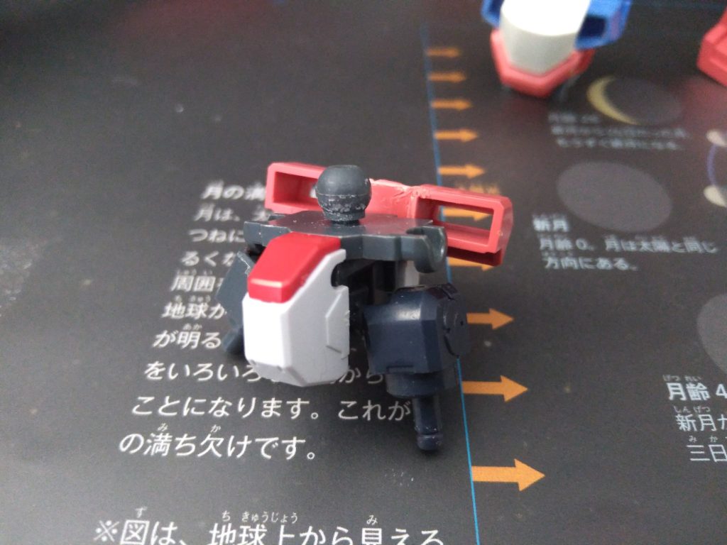 腰部エイジ１の物を流用し、後ろはエイジ１のパーツにジェノアスの物を取り付けています。