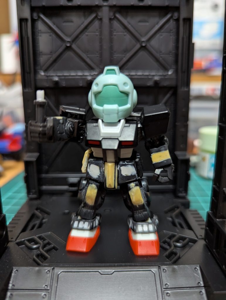 プロトタイプガンダムだと右腰のパーツが違うのでパテで複製しています。今回はビームサーベルを抜けるように加工しました。もうこれで材料が打ち止めなのでジムは終了です（笑）　　　　　　　モビリティジョイント　ジム３機目でした
