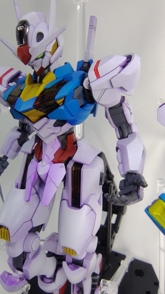なんといっても、この強者感あふれるハンドパーツ…！前作のガンダムから余剰パーツを拝借しています。それにしてもウエストほっそい。