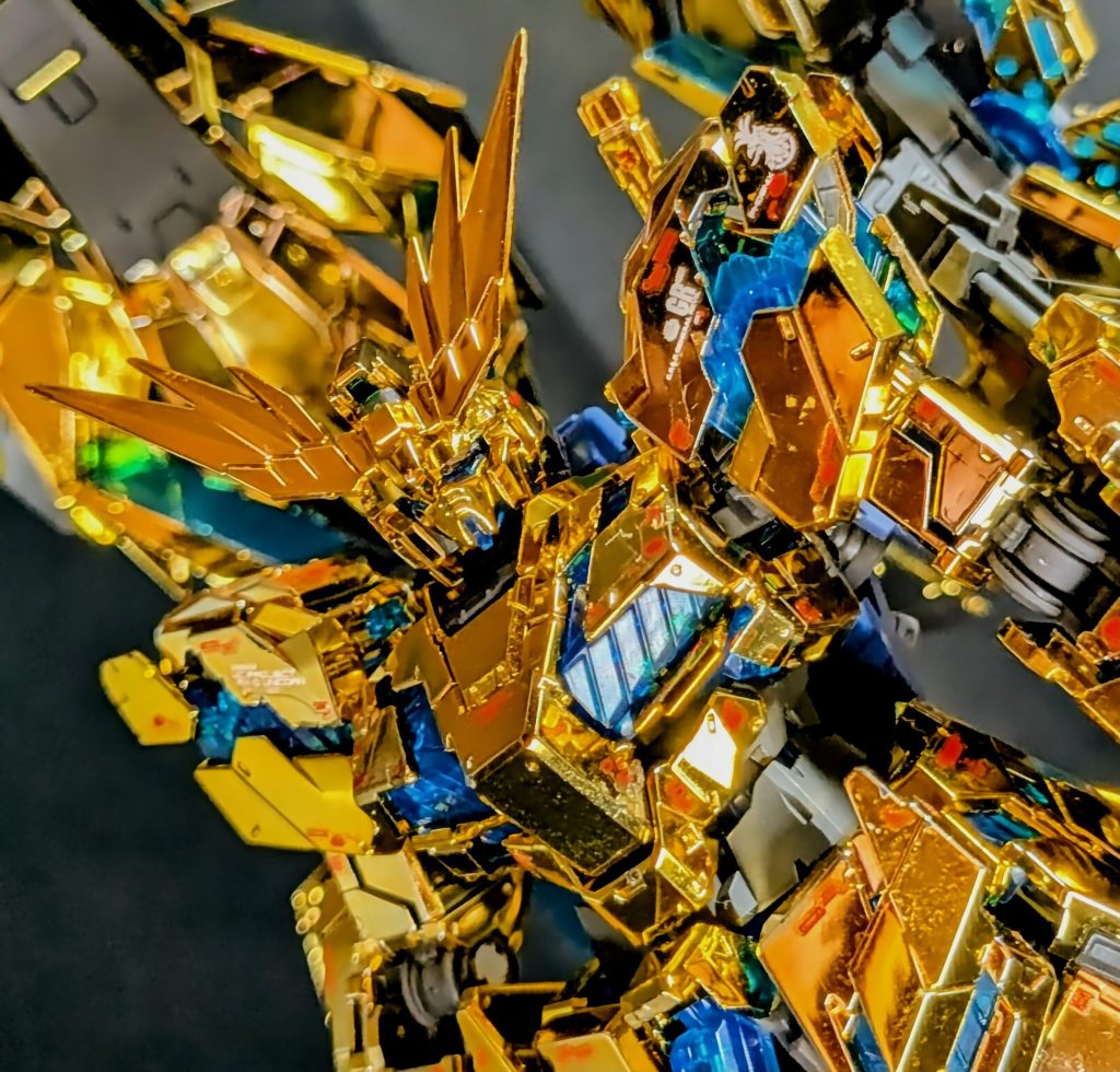 メッキ機体は、写真撮影が難しいですね(泣)全然綺麗に撮れない(泣)キラキラのメッキじゃなくて、MGVer２の百式の様なメッキ(つや消しぽい)が好みなんですよね～でも、メッキを剥がして全塗装する勇気も無いし(泣爆)