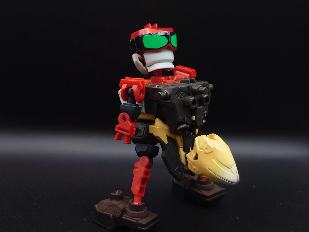 尻尾はピンバイスで3ミリを空けて、佐助デルタガンダムの変形状態で尻尾になるパーツを使用、接続はモビルスーツアンサンブルのへの字ジョイントを使いました。