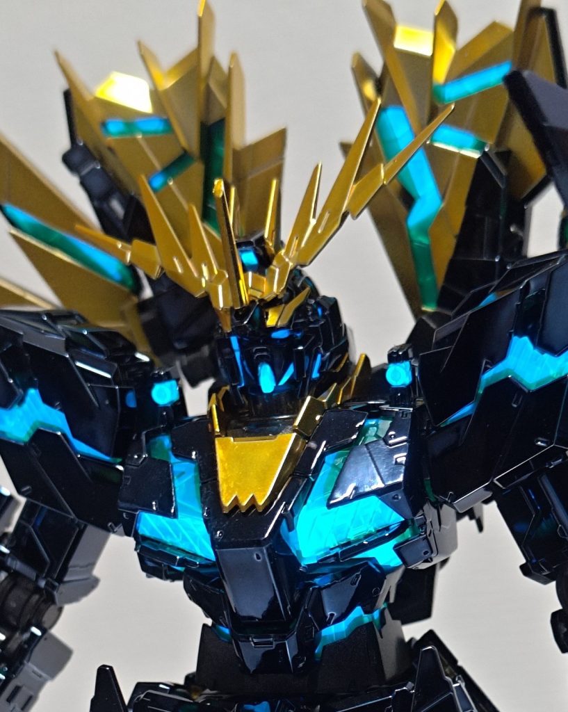 ツインアイは全体をつや消しのエナメル黒で塗装後拭き取り工作。想定以上に暗くなってしまったので塗りつぶしせず塗り分け推奨肩のセンサーは光らせたくない部分をプリズムブルーブラックで塗装。うまく光を隠せて良かった