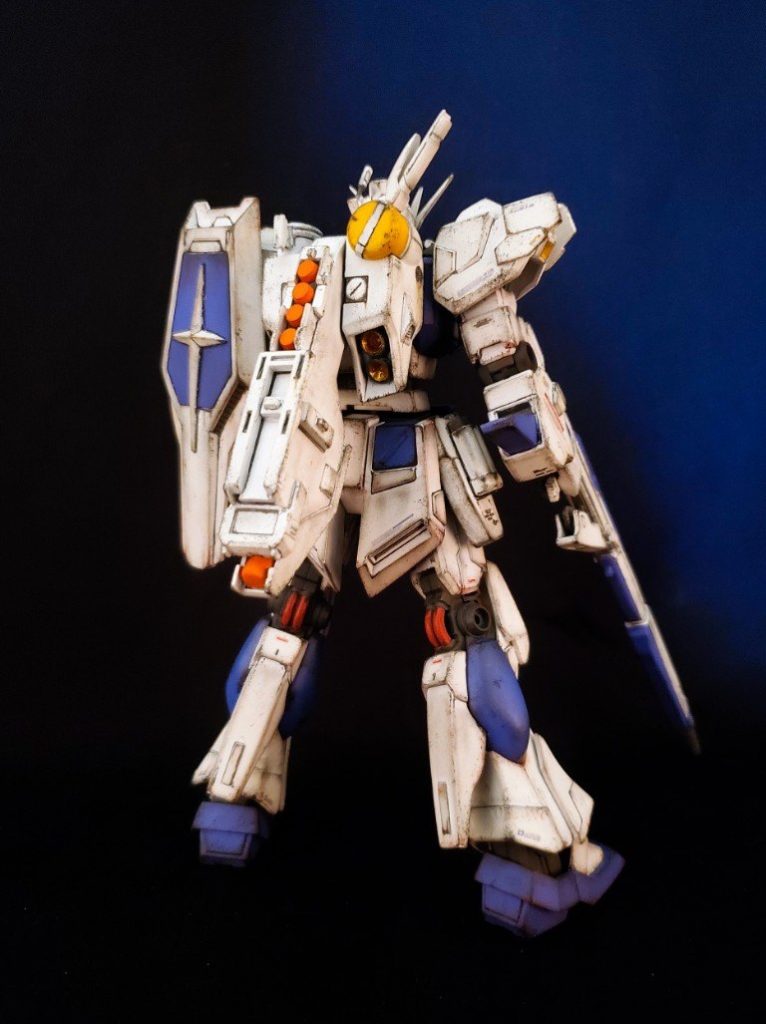 背部中心にはテールスタビライザーを追加しました。ジャンクパーツとプラ材で製作。オレンジ色の部分は中型連装ミサイル。