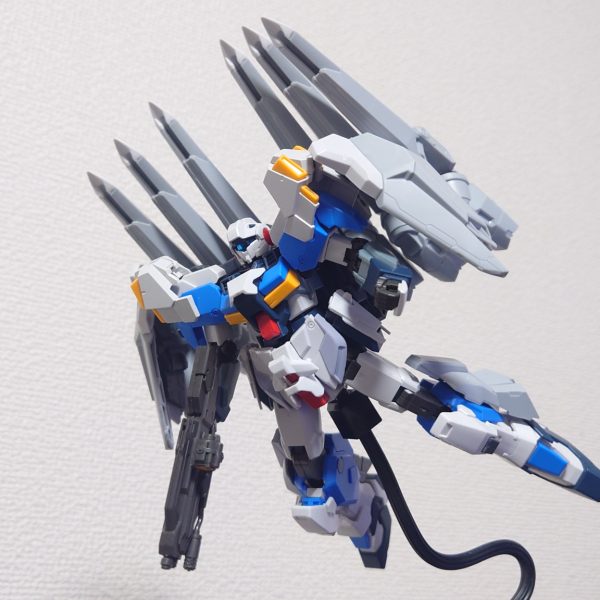 スタンダードアーマーの高機動アップグレード機体を制作中。　本体は「HG ジーラインスタンダードアーマー」の状態に戻せるように不可逆的改造はしないようにしています。下半身はおおよそ決まったけど、上半身を改造したくて悩み中。【現状の改修点まとめ】胴体、両腕、腰装甲にネオジム磁石を搭載。フロントスカート、足のパーツをナラティブの物に変更。シールドの先端に万博ガンダムのアーム接続軸を接着(裏表に3ミリ穴が追加)、ジーラインのビームサーベルラックをシールドに接着。アーマー改修点脚装甲に3ミリ穴を空けて、シナンジュ・スタインのブースターに変更、前面装甲をホワイトライダーのものに変更。ガンダム4号機のBsユニット搭載・脚の前面装甲をシナスタの上に搭載に(無改造で乗せてるだけ)ネオジム接続ユニット1.胸部増加装甲(ナラティブの胸部装甲と、Gセルフのサイドスカートで作ったもの)2.サイドスカート増加装甲(ナラティブのサイドスカート)保留中のパーツ1.「アリュゼウスのバックパック」見た目はとても良いと思うから採用したいけど、アリュゼウスが準ジャンク状態になるという問題があって保留中。(半壊アリュゼウスをプレバンで出してくれ…)2.フェイクνガンダム胸部装甲スタンダードアーマーのアップグレードというよりは、フルアーマー系に見えるので、保留中。（2枚目）