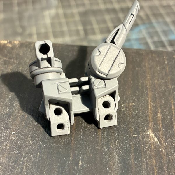 久々の進捗です上半身の加工がほぼ終わりました。左手のみスクラッチしました。続いてファンネルとバックパックを製作しました。（2枚目）