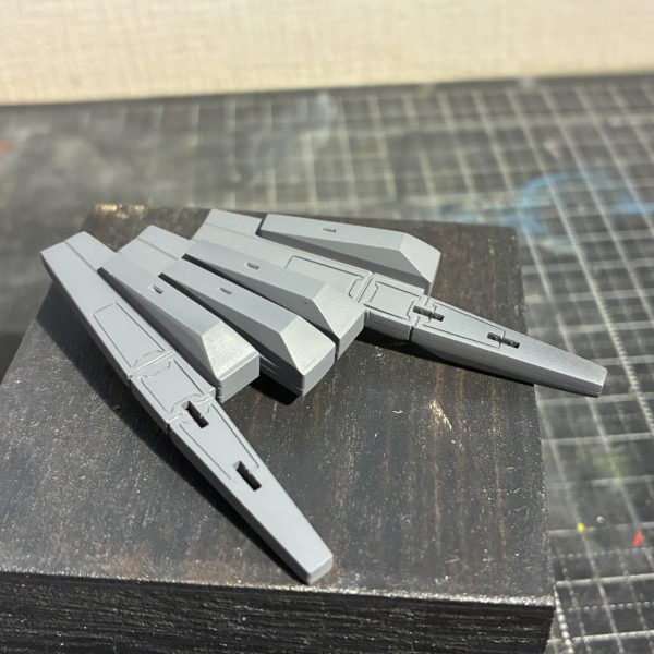 久々の進捗です上半身の加工がほぼ終わりました。左手のみスクラッチしました。続いてファンネルとバックパックを製作しました。（4枚目）