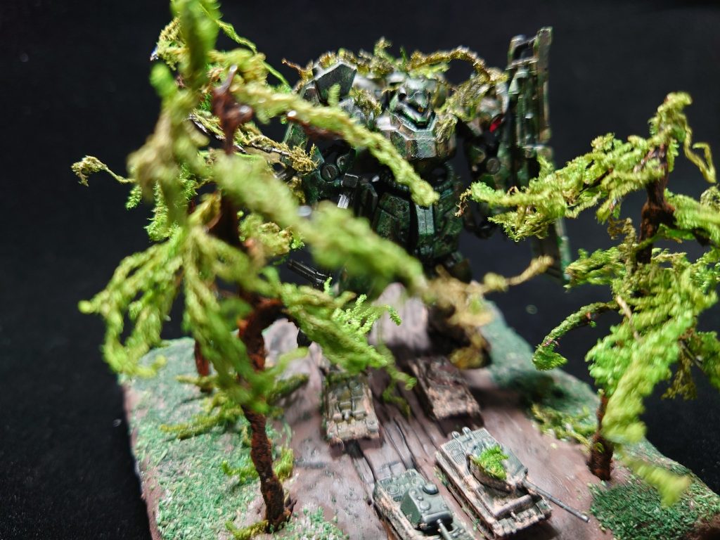 100均で戦車のプラモデルを見つけたので、ギラドーガと合わせてみました。湿地帯を進軍するイメージで足元の泥汚れも追加。見えてないけど(笑)