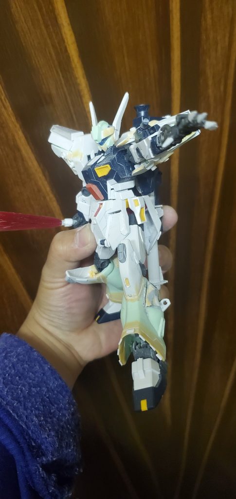 収まりきれませんでしたが、大型ビームエフェクトはもっている別キットのものをしようし、抜き手パーツはジャンクパーツのインナーフレームを改造し、制作しました。アイアンネール付きマニピュレーターはビルダーズパーツを改造し、プラ板を接着した物です。足りない場所はパテで埋めました。