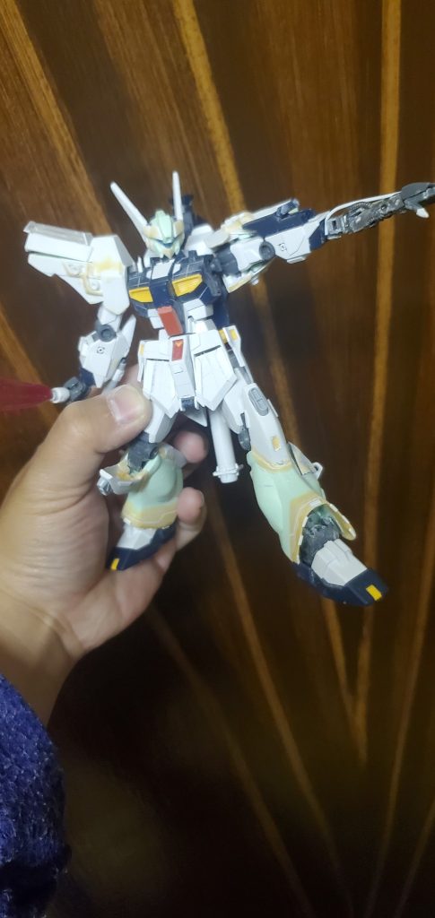 ベースキットはHGUCジェガンにEGニューガンダムのパーツ、肩パーツはジェガンの余った足パーツとプラ板でスクラッチしました。他の部品はプラ板で自作しました。頭部の中のセンサーはジュエルシールを埋め込みました。
