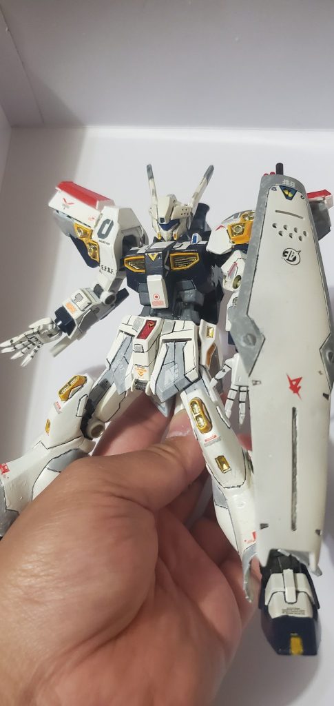 所々オリジナル要素を組み込みましたが、肩の開閉ギミックや、頭部のセンサー展開などは設定通りです。大型ビームサーベルも両腕に装備しております。