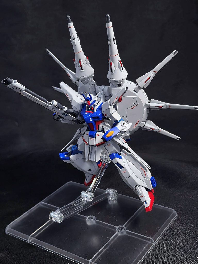今回はレジェンドガンダム。劇場版『SEED FREEDOM』が大好評で前日譚『ZERO』の公開も決まった中、やはりここにレイもいてくれればなと思わざるを得ないという印象でした。なのでHGレジェンドが発売されたこのタイミングで私なりのレジェンドSpec.IIとしてみました。