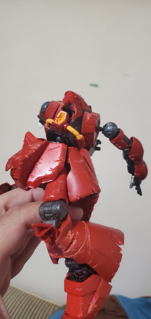 今回の犠牲•••ではなくジオラマの一部になっているサザビーは友人からもらったジャンク機体をもらい、ヤスリやニッパーでダメージ加工をし、それをパテで傷の回りにもり、赤に部分塗装を施すことで傷や熱で溶けた金属を再現しました。あとは傷にガンメタルを塗り、機体にすみいれブラックをベタ塗り、乾く前にティッシュで叩くように拭きました。すすやチリで汚れた表現になるべく近づけました。