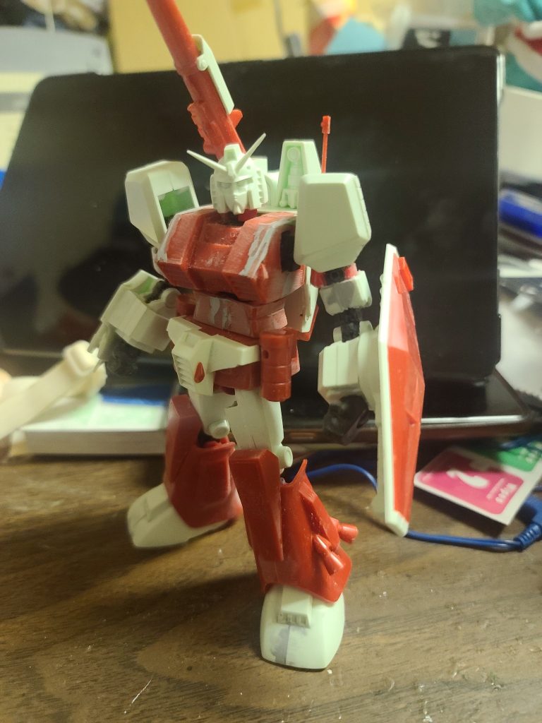制作中の状態です。他にも胸パーツを削るなど改造を施しました。