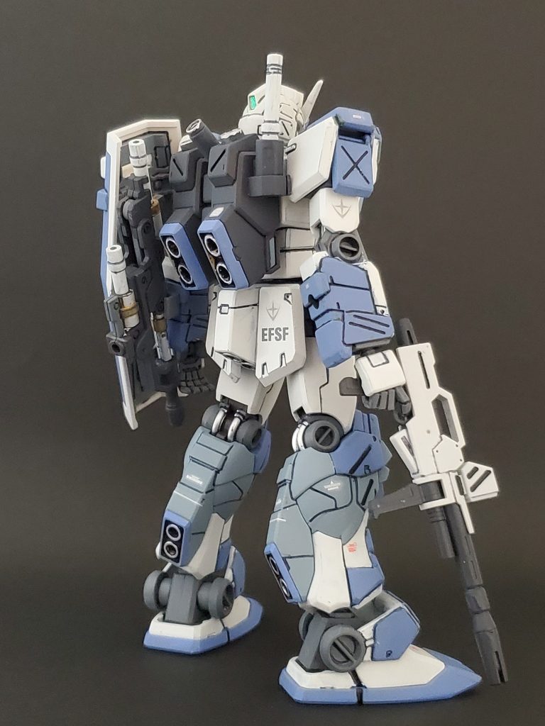 こちらが back shot です🤩✨いつも通り筆塗り全塗装🖌️つや消し仕上げです👍️使用カラーは全５色。下記の通りです。🟦370エイザーブルー…アーマー及び箇所◻️69グランプリホワイト…本体🔳308グレーFS36375…ダクト、コクピット他🔳13ニュートラルグレー…間接部🔲15ファントムグレー…バックパック、盾裏他