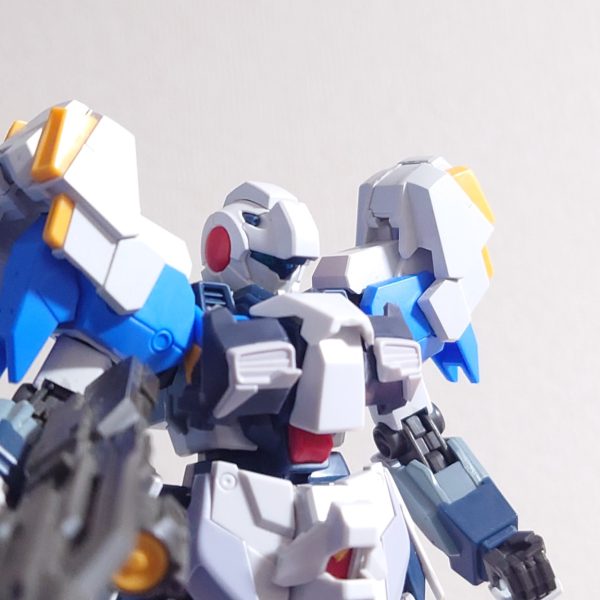 スタンダードアーマーの高機動アップグレード機体を制作中。　本体は「HG ジーラインスタンダードアーマー」の状態に戻せるように不可逆的改造はしないようにしています。下半身はおおよそ決まったけど、上半身を改造したくて悩み中。【現状の改修点まとめ】胴体、両腕、腰装甲にネオジム磁石を搭載。フロントスカート、足のパーツをナラティブの物に変更。シールドの先端に万博ガンダムのアーム接続軸を接着(裏表に3ミリ穴が追加)、ジーラインのビームサーベルラックをシールドに接着。アーマー改修点脚装甲に3ミリ穴を空けて、シナンジュ・スタインのブースターに変更、前面装甲をホワイトライダーのものに変更。ガンダム4号機のBsユニット搭載・脚の前面装甲をシナスタの上に搭載に(無改造で乗せてるだけ)ネオジム接続ユニット1.胸部増加装甲(ナラティブの胸部装甲と、Gセルフのサイドスカートで作ったもの)2.サイドスカート増加装甲(ナラティブのサイドスカート)保留中のパーツ1.「アリュゼウスのバックパック」見た目はとても良いと思うから採用したいけど、アリュゼウスが準ジャンク状態になるという問題があって保留中。(半壊アリュゼウスをプレバンで出してくれ…)2.フェイクνガンダム胸部装甲スタンダードアーマーのアップグレードというよりは、フルアーマー系に見えるので、保留中。（4枚目）