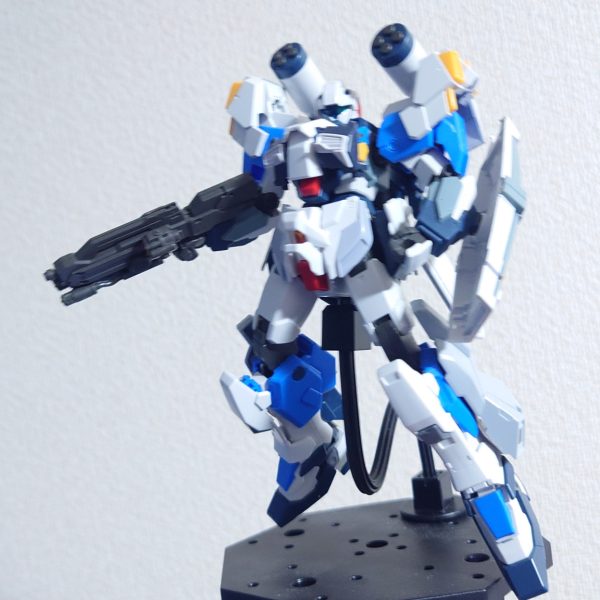スタンダードアーマーの高機動アップグレード機体を制作中。　本体は「HG ジーラインスタンダードアーマー」の状態に戻せるように不可逆的改造はしないようにしています。下半身はおおよそ決まったけど、上半身を改造したくて悩み中。【現状の改修点まとめ】胴体、両腕、腰装甲にネオジム磁石を搭載。フロントスカート、足のパーツをナラティブの物に変更。シールドの先端に万博ガンダムのアーム接続軸を接着(裏表に3ミリ穴が追加)、ジーラインのビームサーベルラックをシールドに接着。アーマー改修点脚装甲に3ミリ穴を空けて、シナンジュ・スタインのブースターに変更、前面装甲をホワイトライダーのものに変更。ガンダム4号機のBsユニット搭載・脚の前面装甲をシナスタの上に搭載に(無改造で乗せてるだけ)ネオジム接続ユニット1.胸部増加装甲(ナラティブの胸部装甲と、Gセルフのサイドスカートで作ったもの)2.サイドスカート増加装甲(ナラティブのサイドスカート)保留中のパーツ1.「アリュゼウスのバックパック」見た目はとても良いと思うから採用したいけど、アリュゼウスが準ジャンク状態になるという問題があって保留中。(半壊アリュゼウスをプレバンで出してくれ…)2.フェイクνガンダム胸部装甲スタンダードアーマーのアップグレードというよりは、フルアーマー系に見えるので、保留中。（3枚目）