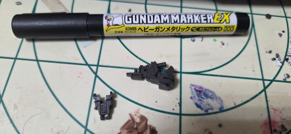 外装部分嵌めると見えなくなる内部フレームもヘビーガンメタリックで部分塗装しました。