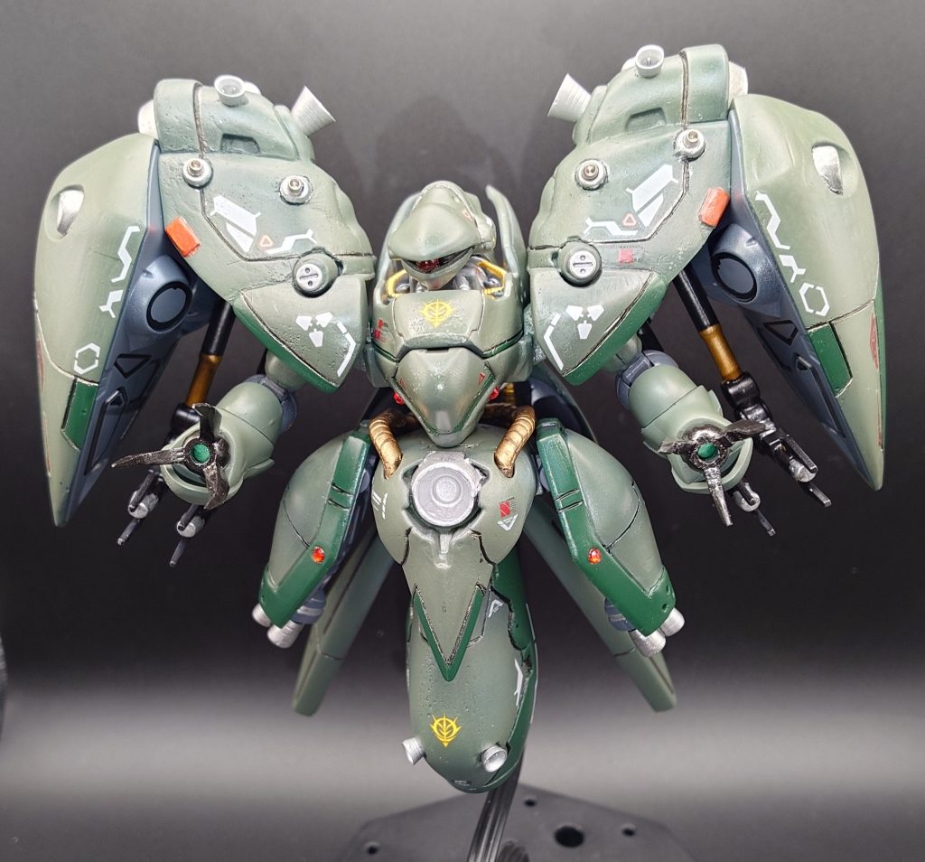 以上、SDノイエジールでした。有線クローを飛ばすためのリード線とビームサーベルがあったはずなんですが、気づいたら消えてました(苦笑)自分なりにスジ彫りの追加やデカール貼りやっていますが、未だに上手く出来ません(涙)他の方の作品なんかを参考にさせていただいてますが難しい……練習あるのみですね(苦笑)最後までご覧いただきありがとうございました。