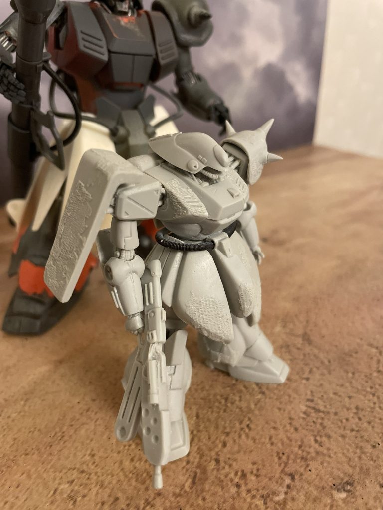 1/220ガレージキットを仮組した状態です。エイリアンのようなヘッドの形状が気に入っています。腰回り及びバックパックの動力パイプを後付けする方式です。腰のアーマーは分割されていないため、動きをつけたい場合は個別に切り込みを入れる必要があります。膝と脚部、上腕と前腕は別パーツとなっており角度をつけることができます。